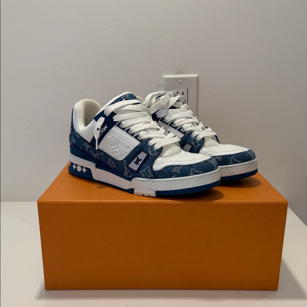 AUTHENTIC Louis Vuitton Trainer Sneakers (men) in White an Blue